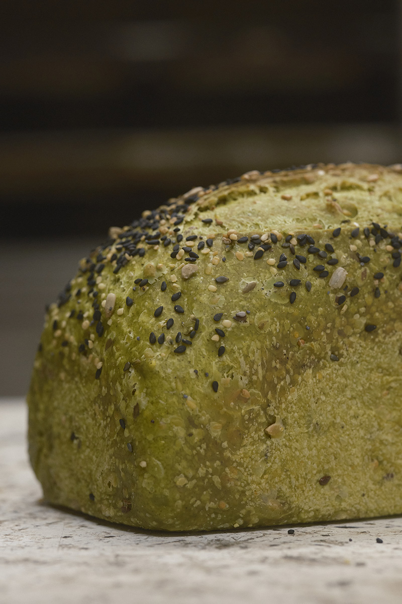 Pagnotta Canapino con crosta ai semi e impasto verde alla canapa